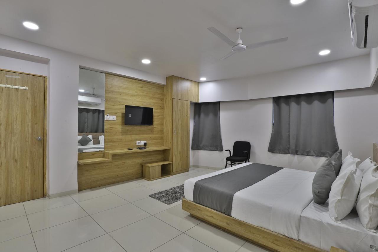 Hotel Monville Group Vadodara Dış mekan fotoğraf